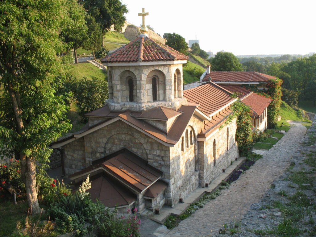 Crkva Svete Petke na Beogradskoj tvrđavi, okružena zelenilom